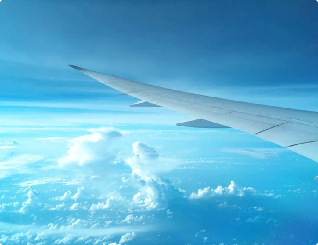 飛行機から見た上空の画像