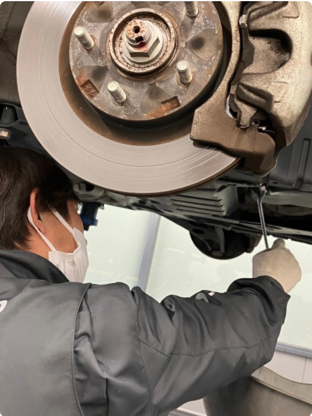 点検作業中の男性